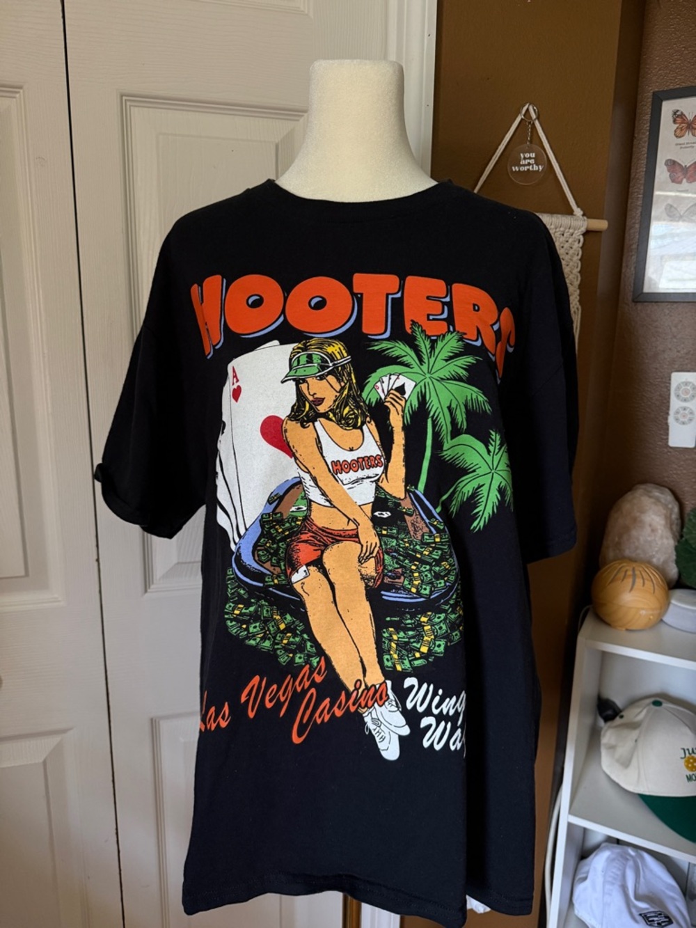 Hooters 100% Cotton Black Graphic Tee Las Vegas Casino Wings & Wagers / Size L
